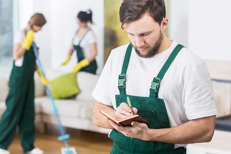 Umfassender Hausmeisterservice für Wartung, Reparaturen und Pflege Ihrer Immobilie.