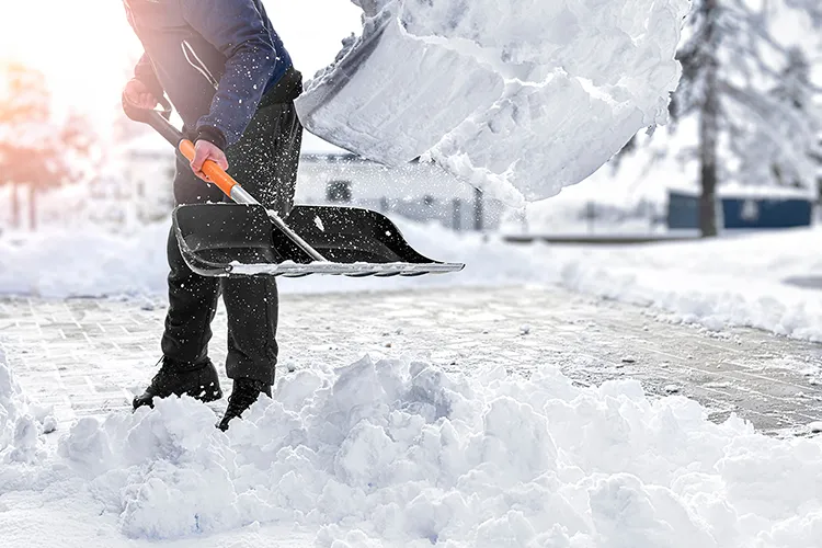 Zuverlässiger Winterdienst für sichere Wege und eisfreie Flächen.